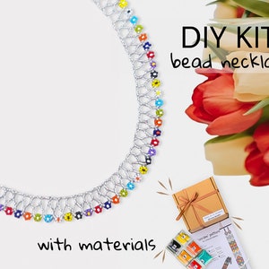 Può includere: Kit per collana di perline fai-da-te con materiali. Il kit include perline colorate, filo e istruzioni. La collana è argentata con perline colorate a forma di fiore.
