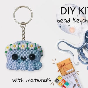 Può includere: Kit fai-da-te per portachiavi con perline, con un polpo blu con una corona di fiori. Il kit include tutti i materiali necessari per realizzare il portachiavi, tra cui perline, filo e istruzioni.