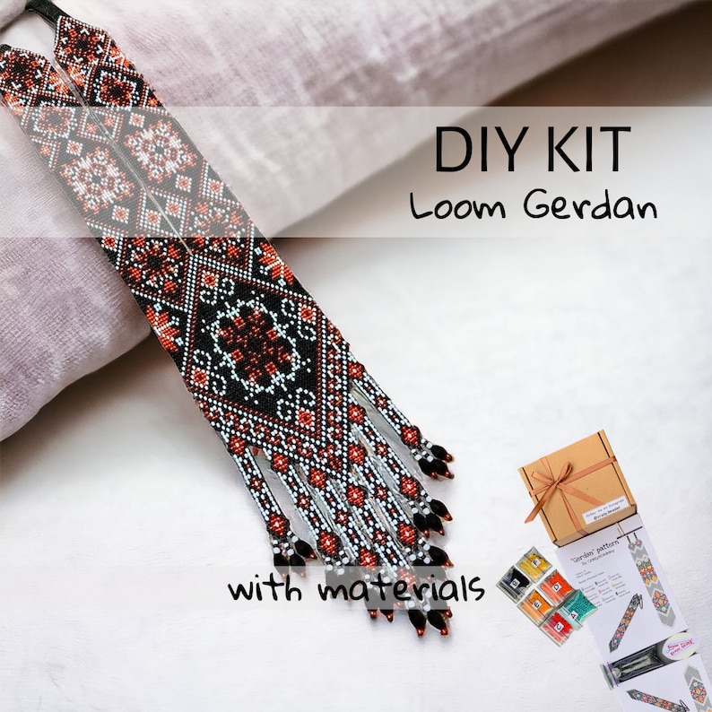 Op de afbeelding: DIY-kit voor het maken van een loom gerdan, een soort kralenketting. De kit bevat kralen, draad en instructies. De afgewerkte ketting is zwart, wit en oranje met een geometrisch patroon.