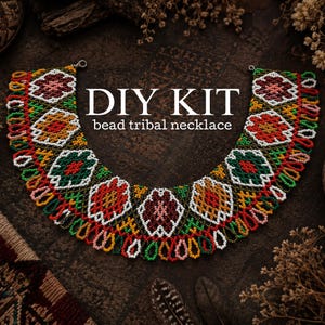 Pode incluir: Um kit DIY para um colar tribal de missangas com um design de colarinho largo e curvo. O colar é composto por pequenas missangas multicoloridas em vermelho, verde, amarelo, branco e rosa, dispostas em padrões geométricos florais.
