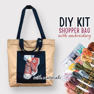 Pode incluir: Kit DIY para uma bolsa de lona com bordado. A bolsa é bege com alças pretas e apresenta um design bordado de tênis vermelhos. O kit inclui fio de bordar, contas e instruções.