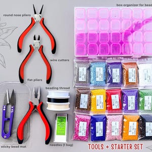 Puede incluir: Un kit de inicio de abalorios con herramientas y suministros. Incluye alicates rojos y negros, tijeras, una esterilla adhesiva, agujas e hilo para abalorios. También cuenta con un organizador y 15 bolsas de cuentas de semillas de colores, cada una de 20g.