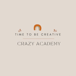 以下が含まれることがあります： 「TIME TO BE CREATIVE」というテキストが線の上にあり、「CRAZY ACADEMY」というテキストが線の下にあるロゴ。オレンジ、ピンク、グリーンのスタイリッシュな虹がテキストの上に中央に配置されています。