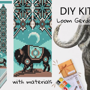 Op de afbeelding: DIY-kit voor een gewoven kralenketting met een ontwerp van een bizon onder een halve maan. De kit bevat kralen, draad en instructies. De afbeelding toont ook een close-up van de afgewerkte ketting en een bizon.
