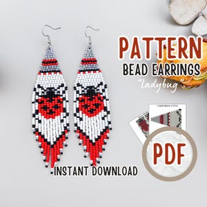 Op de afbeelding: Handgemaakte kralen oorbellen met een lieveheersbeestje ontwerp. De oorbellen hebben een rood, zwart, wit en grijs kleurenschema. De afbeelding bevat ook de tekst "PATTERN BEAD EARRINGS" en "INSTANT DOWNLOAD".