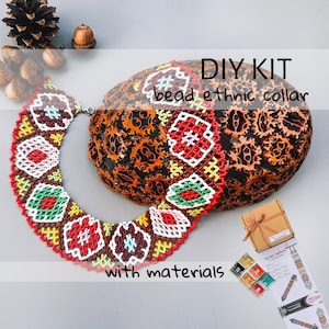 Peut inclure: Kit de bricolage pour réaliser un collier ethnique en perles. Le kit comprend des perles colorées, du fil et des instructions. Le collier fini est rouge, vert, blanc et marron.