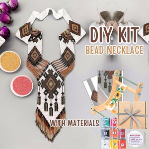 Op de afbeelding: DIY kralenketting set met alle materialen inbegrepen. De set bevat een houten weefgetouw, kralen in verschillende kleuren en een patroon voor een geometrische ketting.