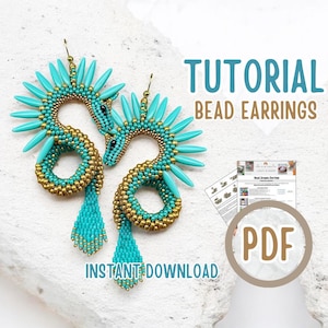 Puede incluir: Pendientes de cuentas turquesas y doradas con diseño de dragón. Los pendientes tienen una larga borla de cuentas y puntas turquesas. La imagen también incluye el texto "Tutorial Bead Earrings" y "Instant Download."