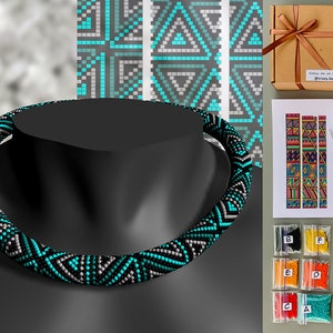 Puede incluir: Un collar de cuentas turquesa, negro y blanco con un patr&oacute;n geom&eacute;trico. El collar est&aacute; en un maniqu&iacute; negro. La imagen tambi&eacute;n muestra un kit para hacer joyas de cuentas, que incluye cuentas, agujas e instrucciones.