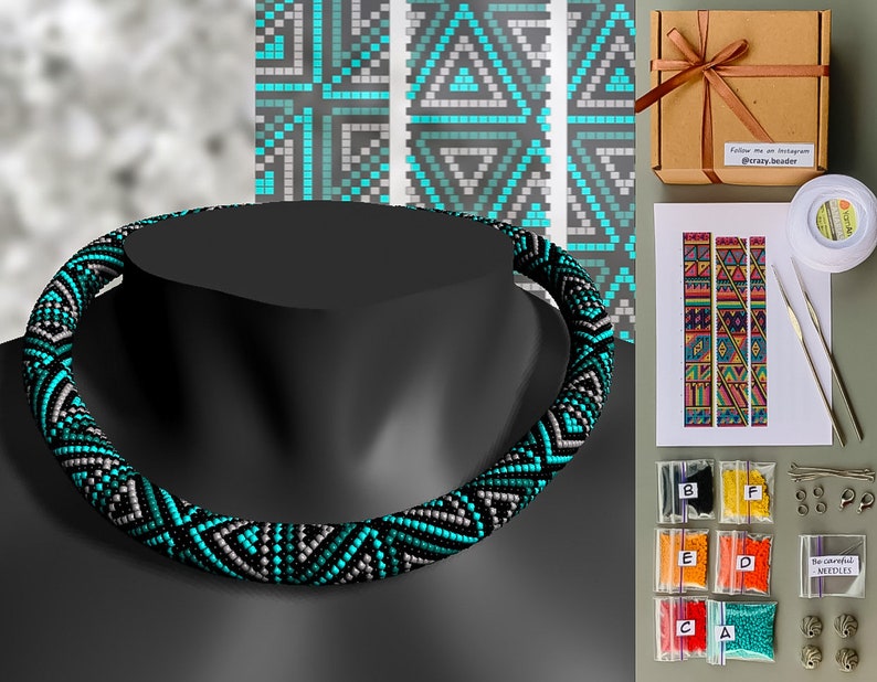 Puede incluir: Un collar de cuentas turquesa, negro y blanco con un patr&oacute;n geom&eacute;trico. El collar est&aacute; en un maniqu&iacute; negro. La imagen tambi&eacute;n muestra un kit para hacer joyas de cuentas, que incluye cuentas, agujas e instrucciones.