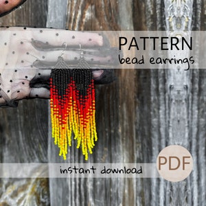 Könnte beinhalten: Lange, gefranste Ohrringe aus Perlen mit einem Farbverlauf von Schwarz über Rot nach Gelb. Die Ohrringe haben silberfarbene Haken. Der Text "PATTERN bead earrings" und "instant download" ist im Bild enthalten.