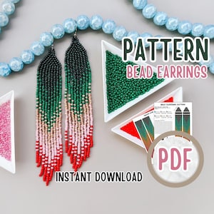 Peut inclure: Un modèle de téléchargement numérique pour des boucles d'oreilles en perles. Le modèle comprend des instructions pour la fabrication d'une paire de longues boucles d'oreilles colorées avec des perles vertes, beiges, roses et rouges. Le modèle est disponible en format PDF. L'image montre également les perles nécessaires à la fabrication des boucles d'oreilles.