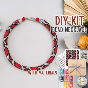 Kit para hacer collar y pulsera de serpiente roja de crochet con cuentas - Kit para hacer joyas - Manualidades para adultos - Joyería de cuerda - Regalo para artesanos que tejen cuentas