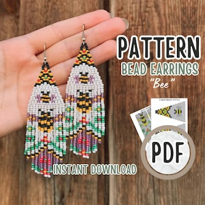 Pode incluir: Brincos de contas com um padrão de abelha. Os brincos são brancos, pretos, amarelos, verdes e roxos. A imagem também inclui o texto "PATTERN BEAD EARRINGS 'Bee'" e "INSTANT DOWNLOAD" com um ícone PDF.