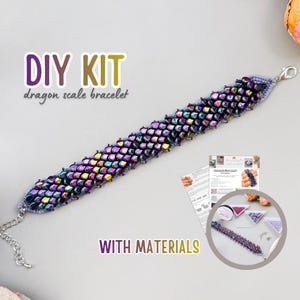 Peut inclure: Un kit de bricolage pour un bracelet écailles de dragon. Le bracelet est composé de perles irisées et colorées dans les tons violets, bleus et verts. Le kit comprend le matériel et les instructions. Le texte sur l'image indique "DIY KIT dragon scale bracelet WITH MATERIALS."