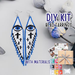 Puede incluir: Pendientes de cuentas hechos a mano en azul, negro y blanco, con un diseño de ojo y cruz. La imagen incluye un kit de bricolaje con el texto "DIY KIT BEAD EARRINGS WITH MATERIALS".