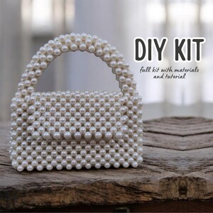 Può includere: Kit fai-da-te per realizzare una borsa a mano in perle bianche. Il kit include tutti i materiali e un tutorial.