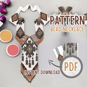 Puede incluir: Un patrón de descarga digital para un collar de cuentas. El patrón presenta un diseño geométrico con cuentas blancas, marrones, negras y verdes. El patrón está disponible para descargar en PDF. "PATTERN BEAD NECKLACE" e "INSTANT DOWNLOAD" están escritos en la imagen.