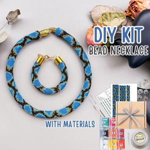 Op de afbeelding: Een doe-het-zelf kralenkettingkit met een blauwe, zwarte en gouden kralenketting en armband. De kit bevat kralen, draad en instructies. De tekst "DIY KIT BEAD NECKLACE WITH MATERIALS" is zichtbaar.