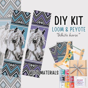 Op de afbeelding: DIY-kit voor weven met een weefgetouw en peyote, met een wit paard ontwerp. De kit bevat kralen, een weefgetouw en instructies. "Wit paard" staat op de verpakking.