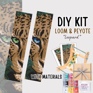Op de afbeelding: Een doe-het-zelfpakket voor weef- en peyote-kralenwerk met een luipaardpatroon. Bevat een houten weefgetouw, geprinte patronen, een bruine geschenkdoos met grijs lint, diverse kralen in een kunststof organizer en een klos Tytan-draad.
