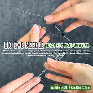 Op de afbeelding: Close-up van handen die meerdere naalden met groot oog vasthouden met heldere draad. De tekst "BIG EYE NEEDLE IDEAL FOR BEAD WEAVING" wordt weergegeven. De beschikbare lengtes zijn 5,5 cm, 10 cm en 12,5 cm.