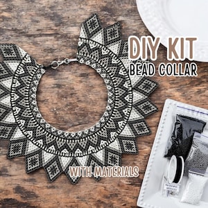 Op de afbeelding: DIY-kit om een ​​zwart-witte kralenketting te maken. De kit bevat alle benodigde materialen, waaronder kralen, draad en naalden. De afgewerkte ketting is te zien op de afbeelding.