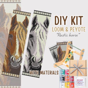 Op de afbeelding: DIY-kit voor weven met weefgetouw en peyote met inbegrepen materialen. De kit bevat twee patronen van een paardenkop, een bruin en een wit, en bevat kralen, draad en een weefgetouw.