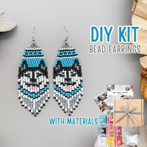 Può includere: Due orecchini di perline con un disegno di lupo in blu, nero, bianco e grigio. Gli orecchini fanno parte di un kit fai-da-te che include materiali e istruzioni. Il testo "DIY KIT BEAD EARRINGS WITH MATERIALS" è visibile.
