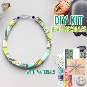 Puede incluir: Un kit de collar de cuentas DIY con materiales. El collar presenta un diseño colorido con acentos azules, amarillos y marrones. El kit incluye cuentas, hilo e instrucciones. El texto de la imagen dice "DIY KIT BEAD NECKLACE" y "WITH MATERIALS."