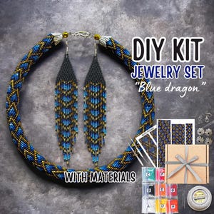 Può includere: Un kit di gioielli fai-da-te con una collana e orecchini di perline blu e oro. Il set include materiali, una scatola e il testo "DIY KIT JEWELRY SET 'Blue dragon' WITH MATERIALS".