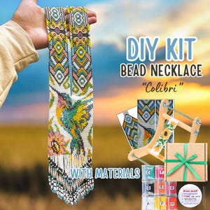 Op de afbeelding: Een DIY kralenketting set genaamd Colibri met een lange geweven ketting met een kolibrie- en bloemenpatroon in geel, groen, roze en wit. De set bevat een houten kralenweefgetouw, gedrukte patronen, diverse kralen en garen.