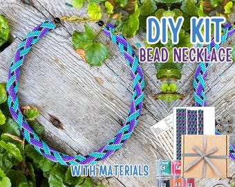 DIY-Perlenhäkelset für eine blau-lila Halskette – farbenfrohes Häkelmuster für eine Perlenkette – Perlenhäkelset – Geschenkidee für Perlenweber