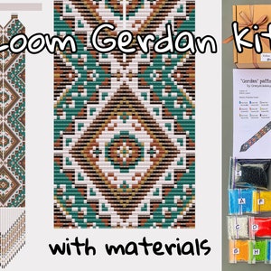 Puede incluir: Un kit para hacer un collar de cuentas tejido en telar con un patrón geométrico. El kit incluye cuentas de varios colores, un patrón e instrucciones. El collar terminado se muestra en la imagen, con un fondo blanco y un diseño geométrico verde, marrón y dorado.