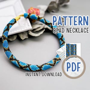 Op de afbeelding: Een cirkelvormige kralenketting met een herhalend ruitpatroon van felblauwe, zwarte en gouden kralen. De afbeelding bevat de tekst PATTERN BEAD NECKLACE en INSTANT DOWNLOAD PDF, samen met een klein geprint diagram van het kralenpatroon.