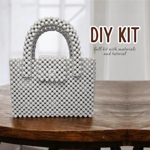 Può includere: Kit fai-da-te per realizzare una borsa a mano in perle bianche. Il kit include tutti i materiali e un tutorial.