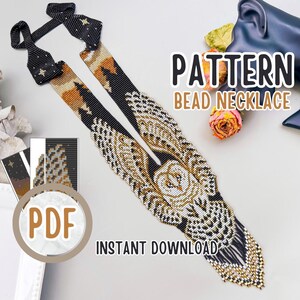 Könnte beinhalten: Ein Perlenketten-Muster mit Eulenmotiv aus schwarzen, weißen und goldenen Perlen. Der Text lautet PATTERN BEAD NECKLACE und PDF INSTANT DOWNLOAD. Die Kette hat eine lange, spitz zulaufende Form mit einer detaillierten Eulen-Grafik und Sternen.