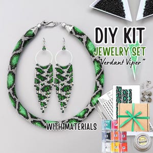 Könnte beinhalten: DIY-Schmuckset mit Materialien zum Herstellen einer grün-silbernen Schlangenmuster-Halskette und Ohrringe. Das Set enthält Perlen, Faden und Anleitungen. Das Set ist mit "Verdant Viper" beschriftet.