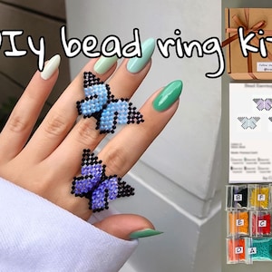 Op de afbeelding: DIY kralenringset met vlinderontwerpen. De set bevat kleurrijke kralen, draad en naalden. Volg @crazy.beader op Instagram.