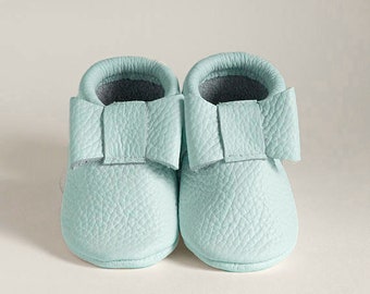 Baby moccasins with bow Baby girl moccs , Baby, infant, toddler moccasins, chaussures bébé fille, Barefoot shoes