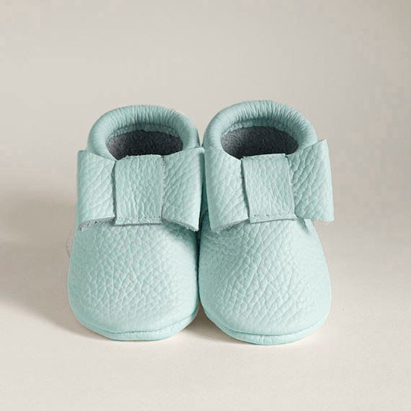 Baby moccasins with bow Baby girl moccs , Baby, infant, toddler moccasins, chaussures bébé fille, Barefoot shoes