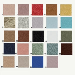 Pu&ograve; includere: Una cartella di 24 campioni di pelle diversi, ognuno con un colore e una texture unici. I campioni sono disposti in una griglia, con ogni campione numerato da 1 a 24.
