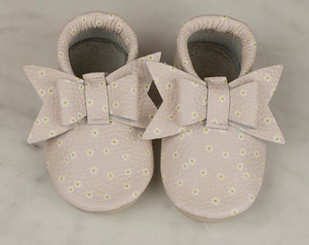 Baby Mokassins, Baby Mädchen Schuhe, Blumendruck, Gänseblümchen Muster, italienisches echtes Leder, Neugeborene Mocs, Baby Schuhe, Baby Shower Geschenk