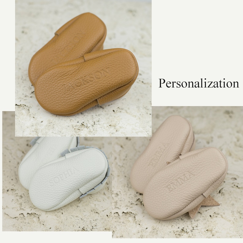 Pu&ograve; includere: Tre paia di mocassini per bambini personalizzati in pelle marrone, bianca e rosa chiaro. I mocassini sono mostrati dal basso con i nomi "Jackson", "Sophia" e "Emma" impressi sulle suole.