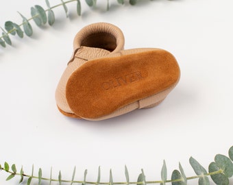 Chaussures bébé en cuir sans franges, nom personnalisé personnalisé, mocassins avec semelle en daim, nouveau-né, nourrisson, tout-petit, anniversaire, cadeau Shawer pour bébé