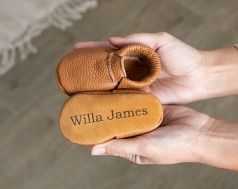 Zapatos de bebé con nombre personalizado con suela de ante, nombre personalizado, recién nacido, bebé, niño pequeño, cumpleaños, regalo de baby shower para niños y niñas Mocasines para bebés