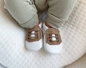 White baby Shoes, moccasins, golf style, newborn, toddler, chaussures bébé garçon, Babyschuhe