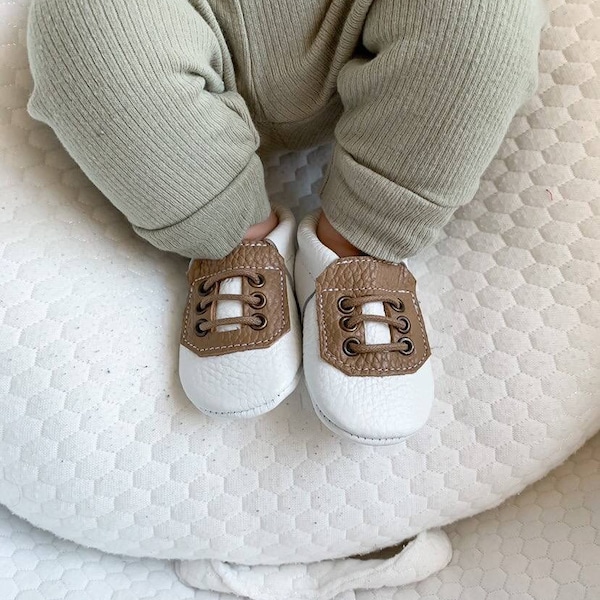 White baby Shoes, moccasins, golf style, newborn, toddler, chaussures bébé garçon, Babyschuhe