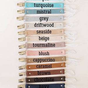 Puede incluir: Un conjunto de 18 clips para chupetes de cuero en varios colores, incluyendo amarillo, rojo, oliva, musgo, aguamarina, turquesa, mistral, gris, madera flotante, costa, beige, turmalina, rubor, capuchino, caramelo, marr&oacute;n, chocolate, azul marino, negro, blanco, plata y oro.