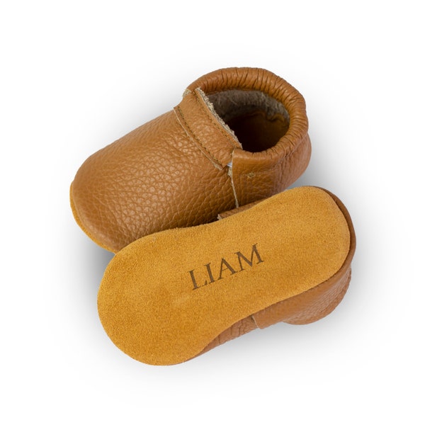 Chaussures bébé en cuir pour nouveau-né, nom personnalisé, chaussures sans franges pour tout-petit, cadeau pour garçons, mocassins avec semelle souple en daim, chaussures pour bébé, cadeau